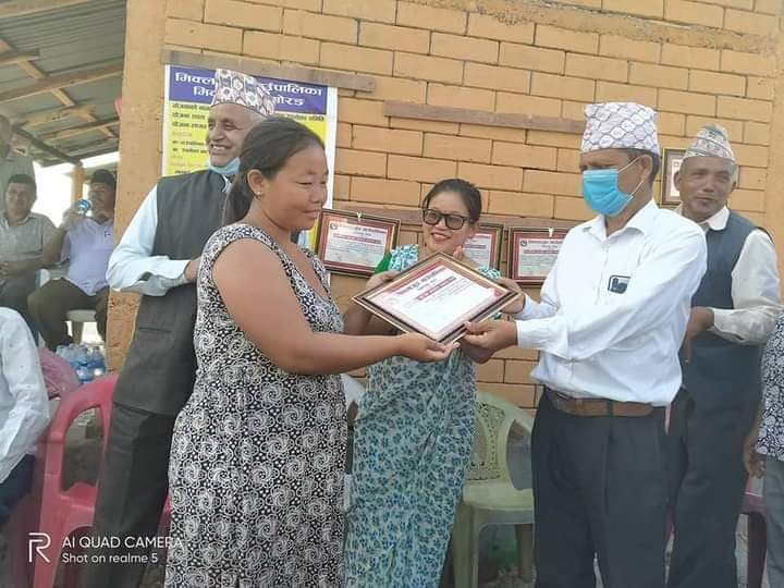 मिक्लाजुङ गाउँपालिकाद्वारा विपन्न परिवारलाई घर हस्तान्तरण