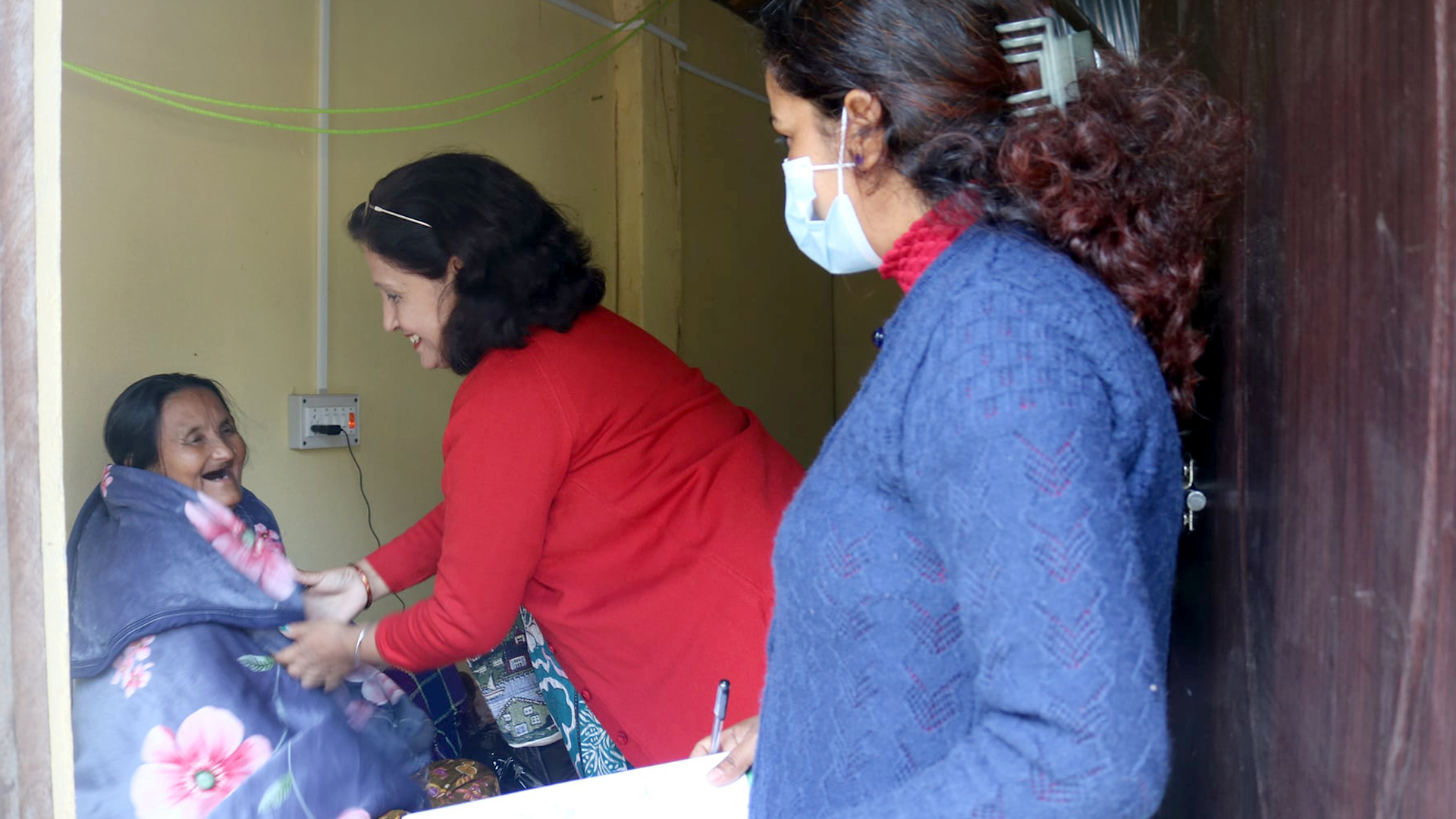 अपाङ्गता आर्थिक विपन्न व्यक्तिहरुलाई न्यानो कपडा