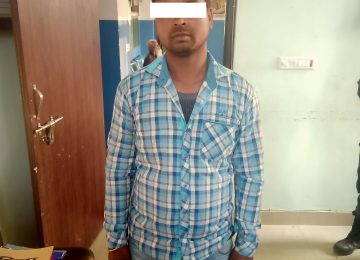 अढाई लाख भारुसहित एक भारतीय युवा पक्राउ