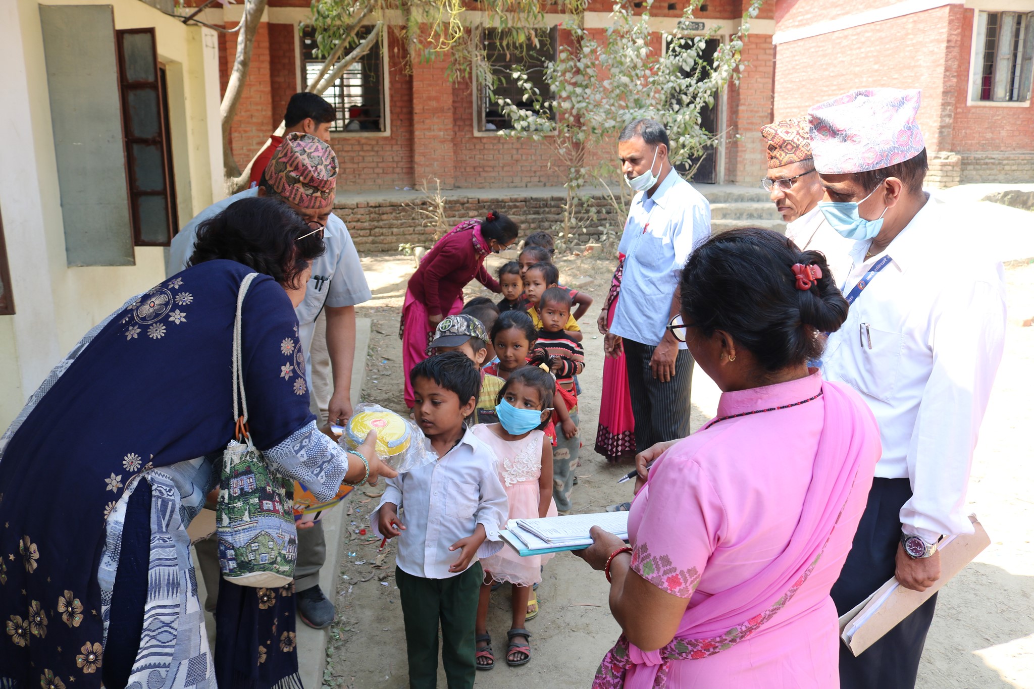 ११६० विद्यार्थीलाई टिफिन बट्टा वितरण
