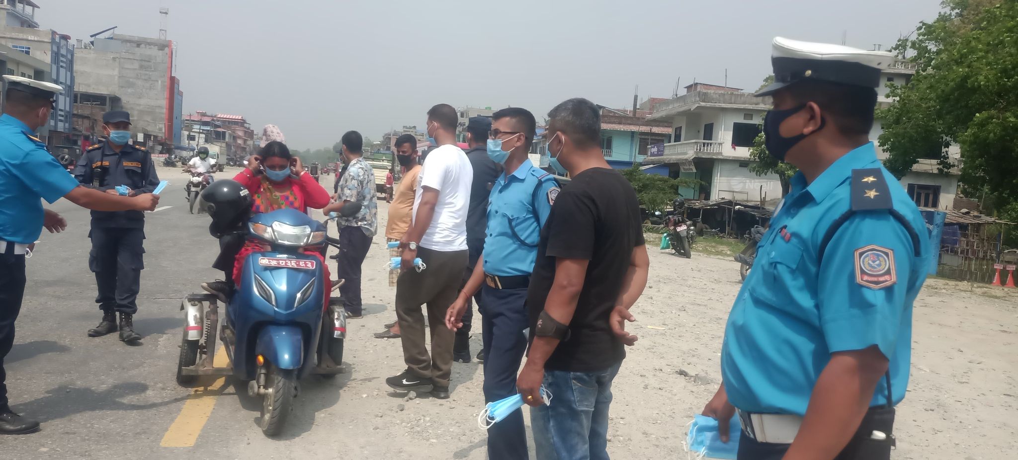 ट्राफिक प्रहरीद्वारा कोरोना भाइरस विरुद्ध अभियान