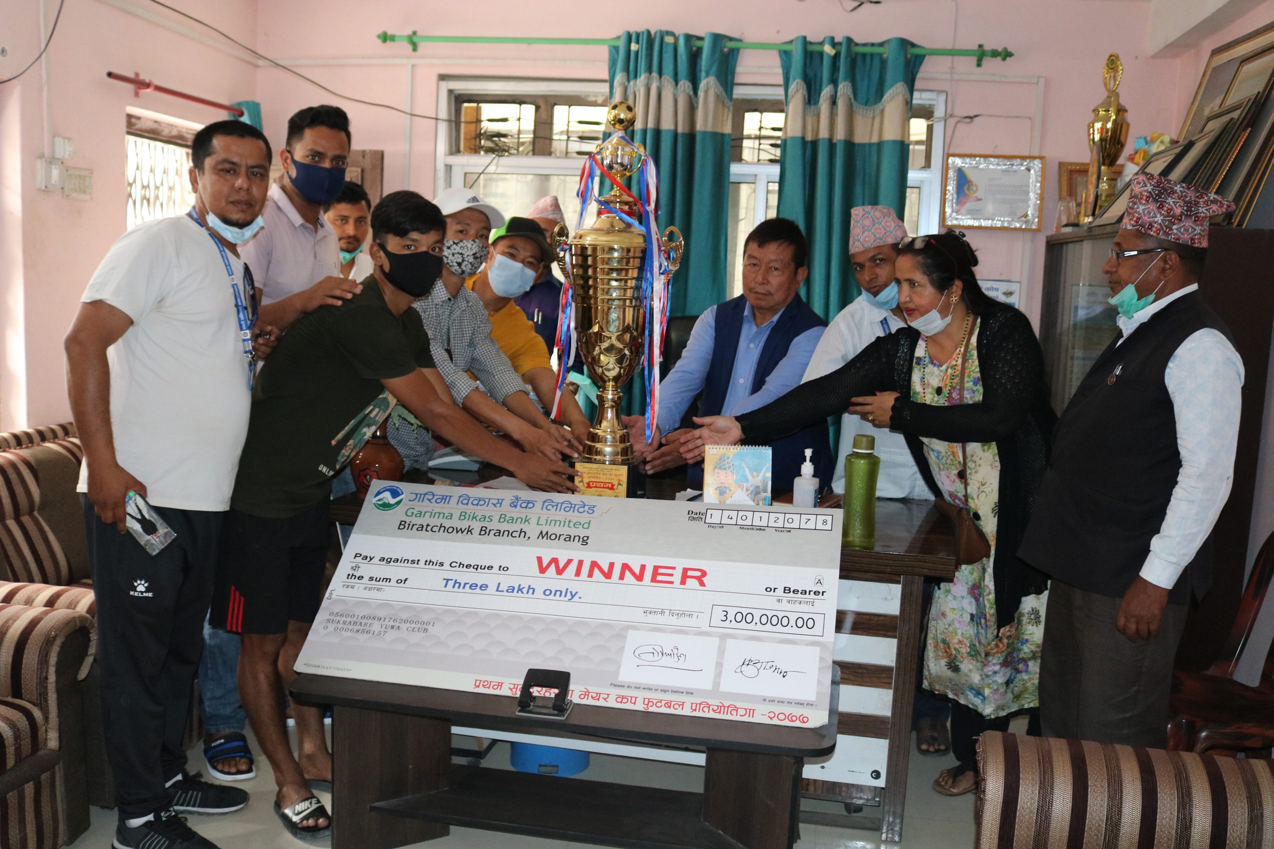 नगरपालिकाद्वारा फुटबल विजेता टिमलाई बधाई