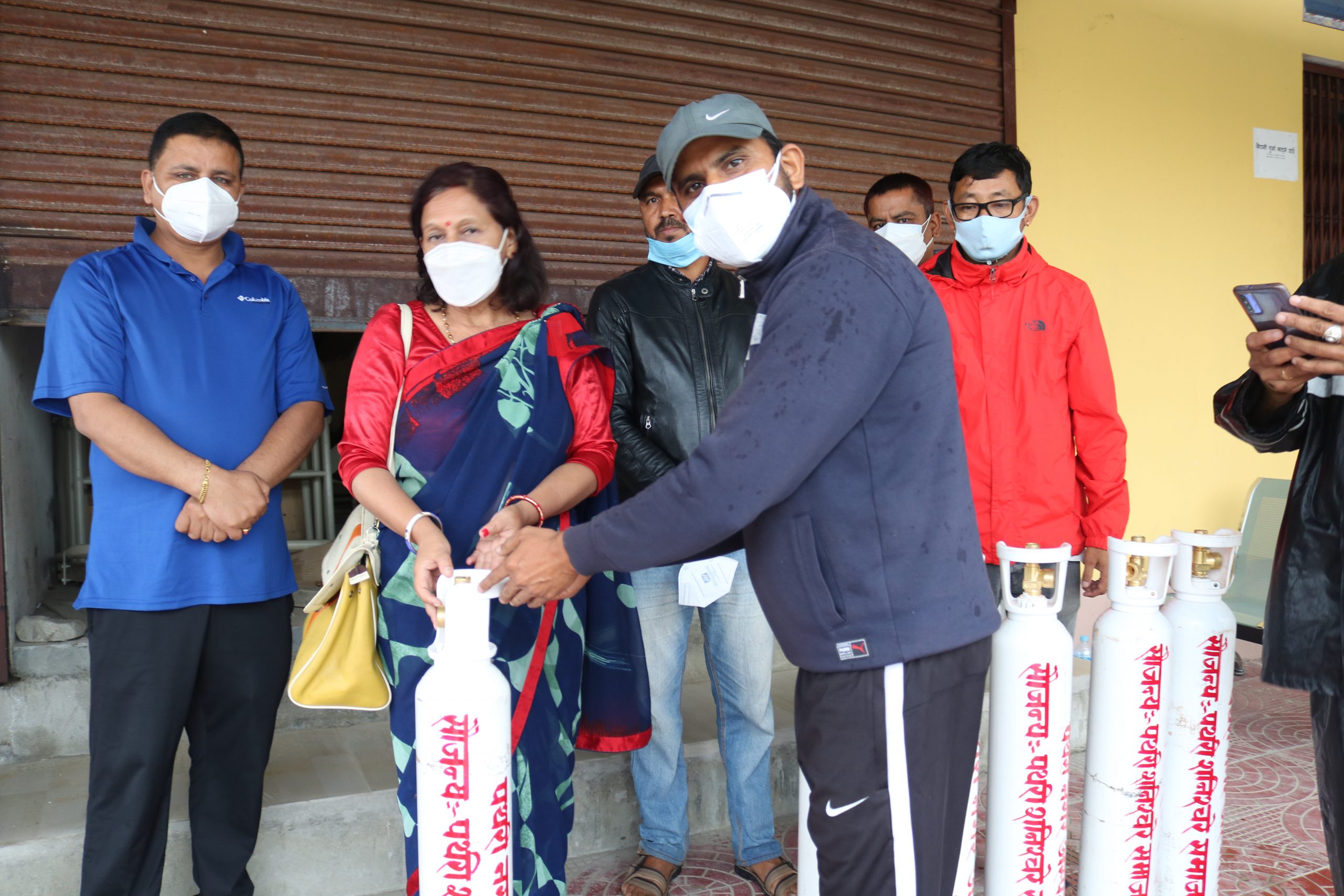 पथरीशनिश्चरे युएइ समाजद्वारा अक्सिजन सिलिण्डर प्रदान