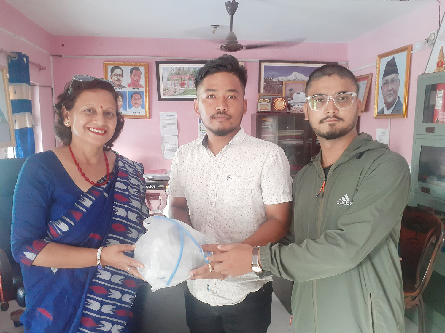 अक्सिजन कन्सन्ट्रेटरका लागि आवश्यक सामग्री हस्तान्तरण