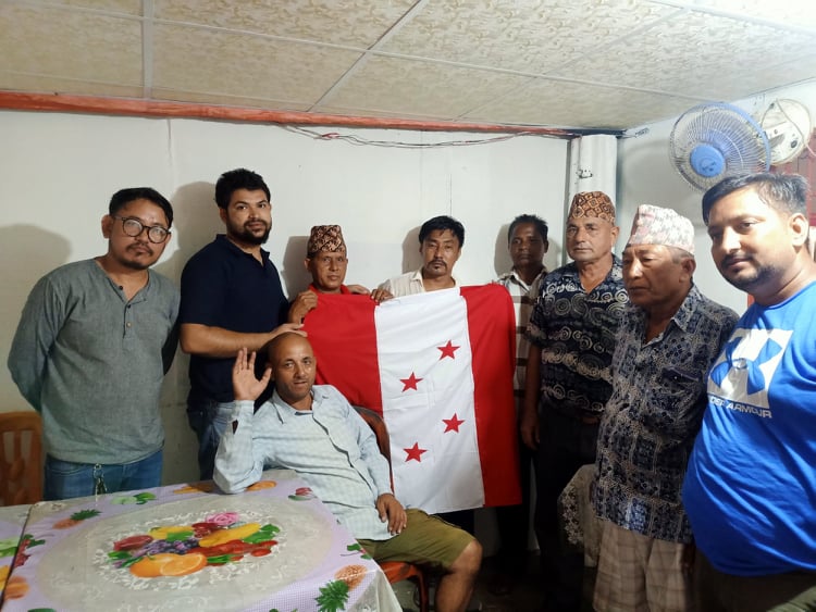 साझा उम्मेद्वार बोखिमको टिमले झण्डा वितरण गर्दै एकताको सन्देश दिए