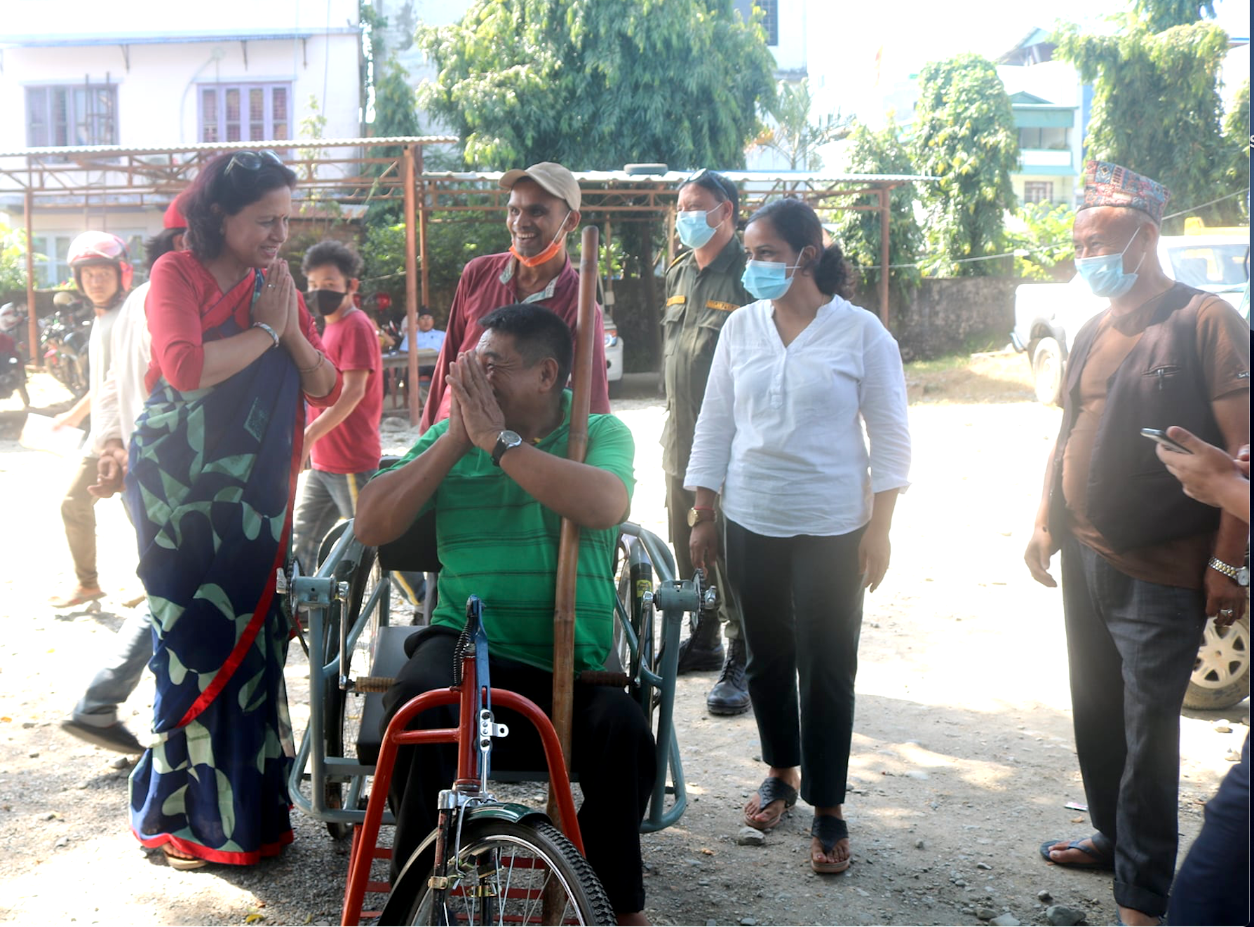 सहायक सामग्री वितरणका क्रममा ट्राइसाइकल वितरण
