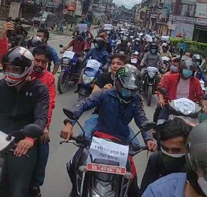 सेयर बजार घटेपछि गभर्नरको राजीनामा माग्दै आन्दोलन