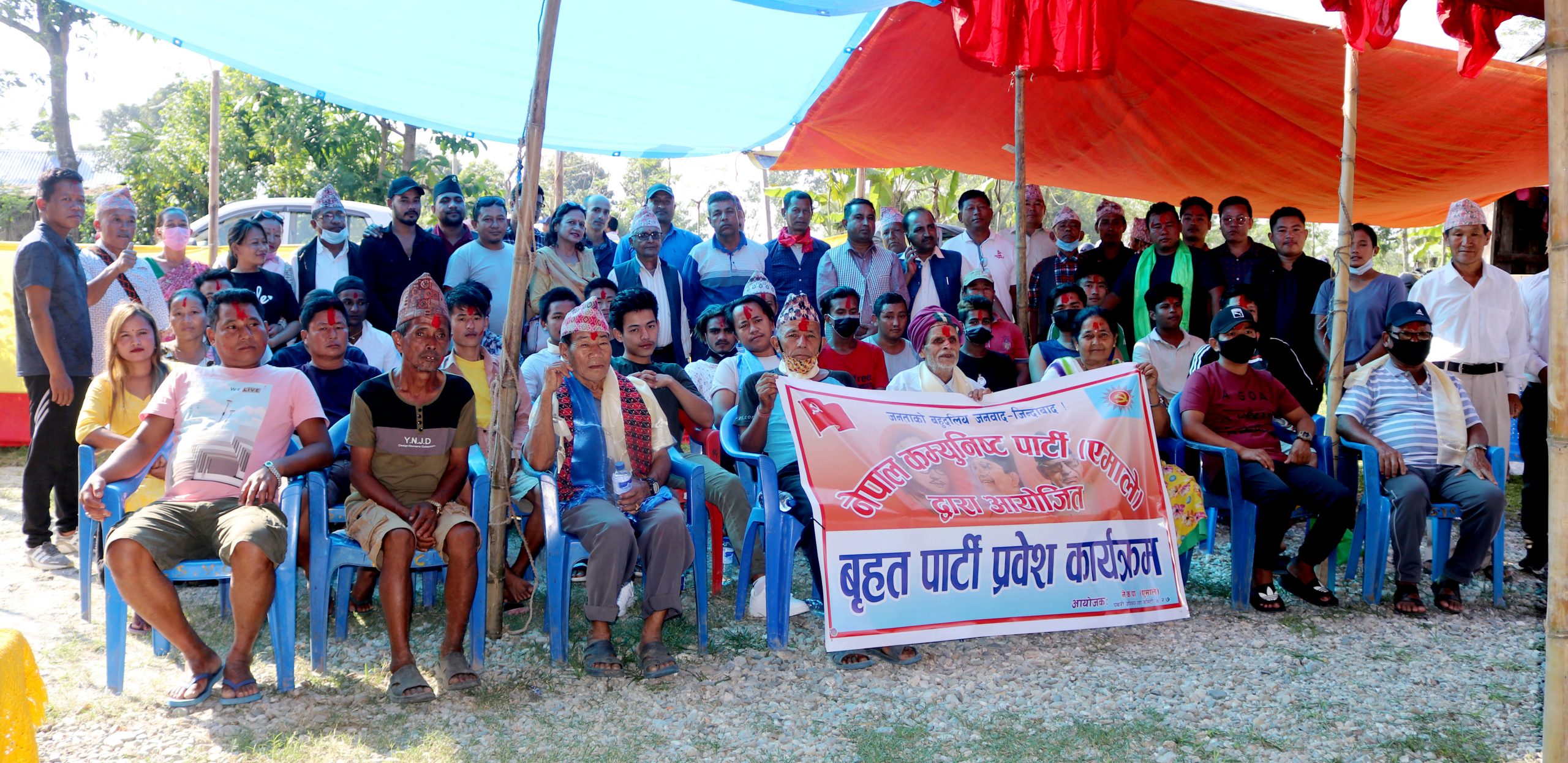 पथरीशनिश्चरे ४ र ७ बाट विभिन्न पार्टी परित्याग गरी ५६ घरधुरी एमालेमा प्रवेश