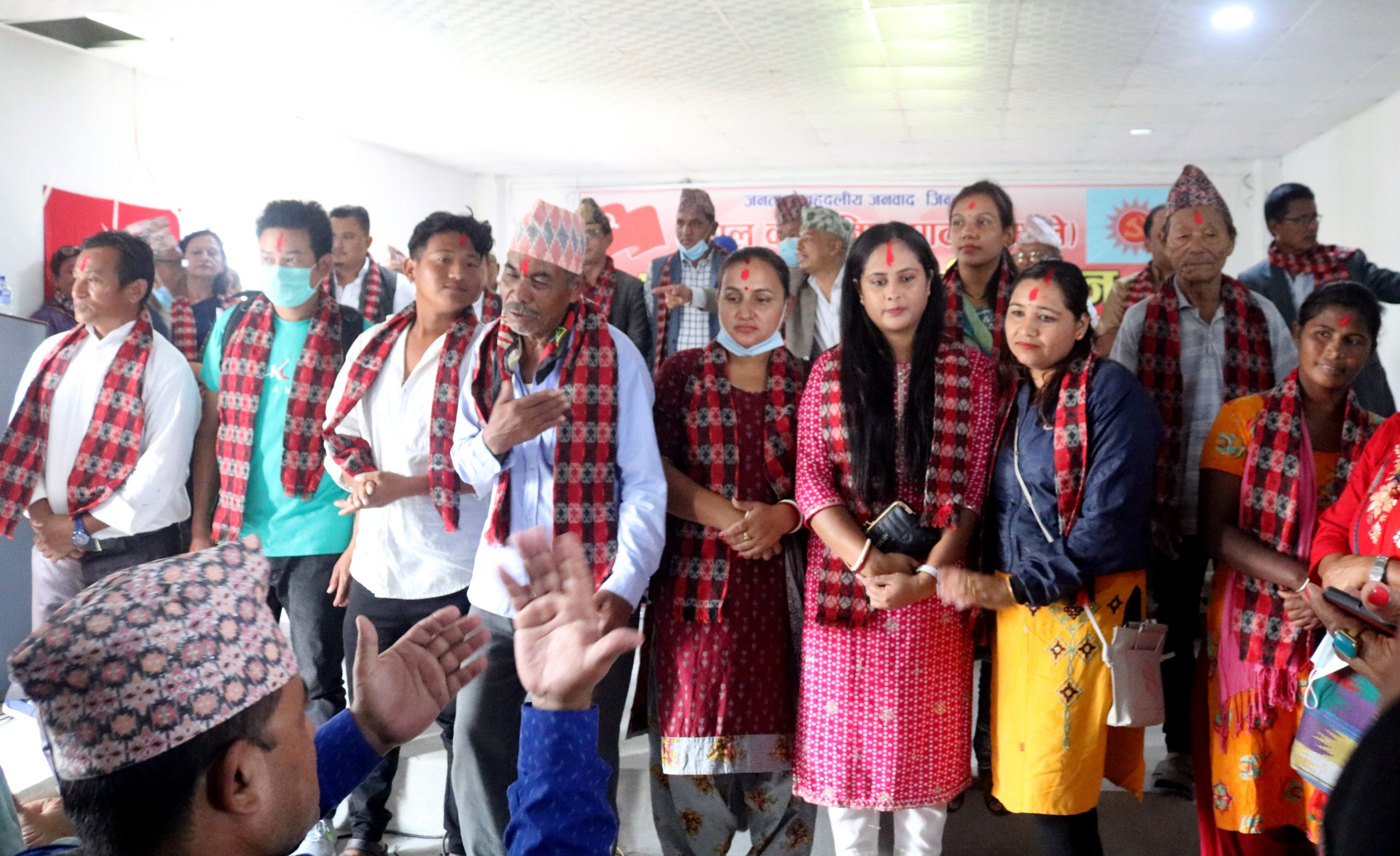 पथरीशनिश्चरे–३ का १२ जना नेपाली कांग्रेस परित्याग गरी एमालेमा प्रवेश
