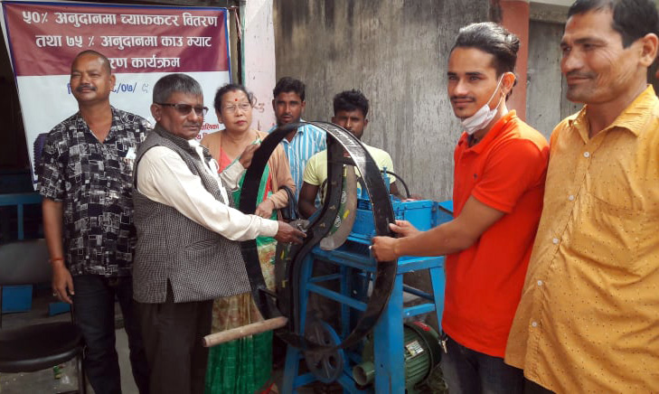 सुनवर्षी नगरपालिकाद्वारा किसानलाई च्याफकटर र काउ म्याट वितरण