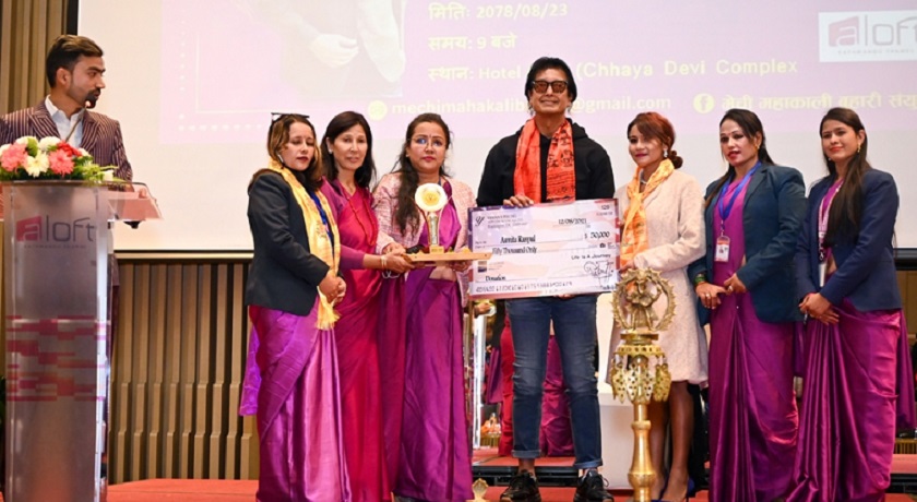 राजेशको हातबाट फुटबल खेलाडी अस्मितालाई सहयोग