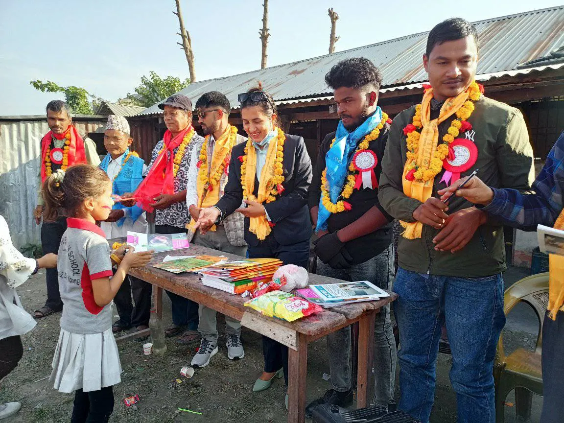 जेहेन्दार विद्यार्थीलाई शैक्षिक सामग्री प्रदान