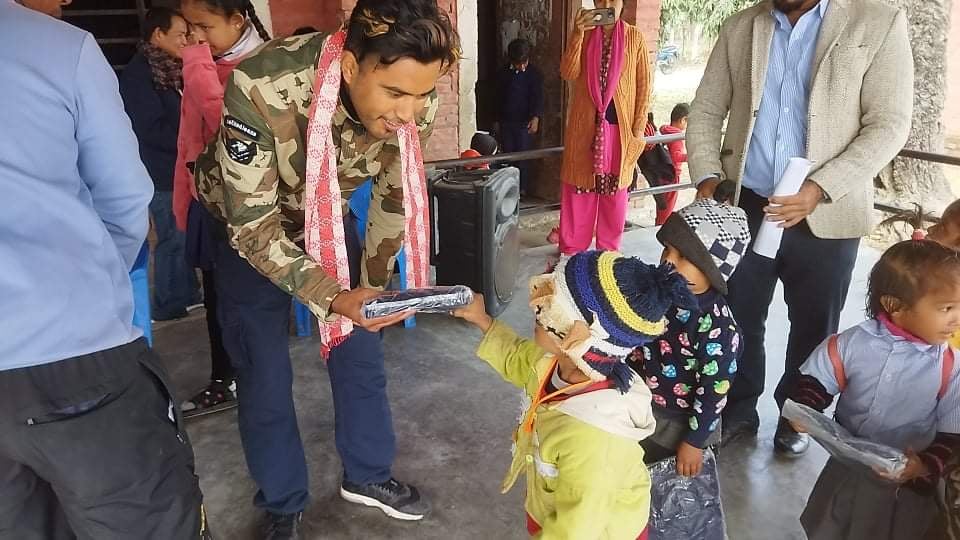 विपन्न वर्गका विद्यार्थीलाई स्वेटर वितरण