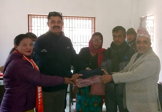 पथरीशनिश्चरे ८ द्वारा बालबालिकालाई न्यानो कपडा