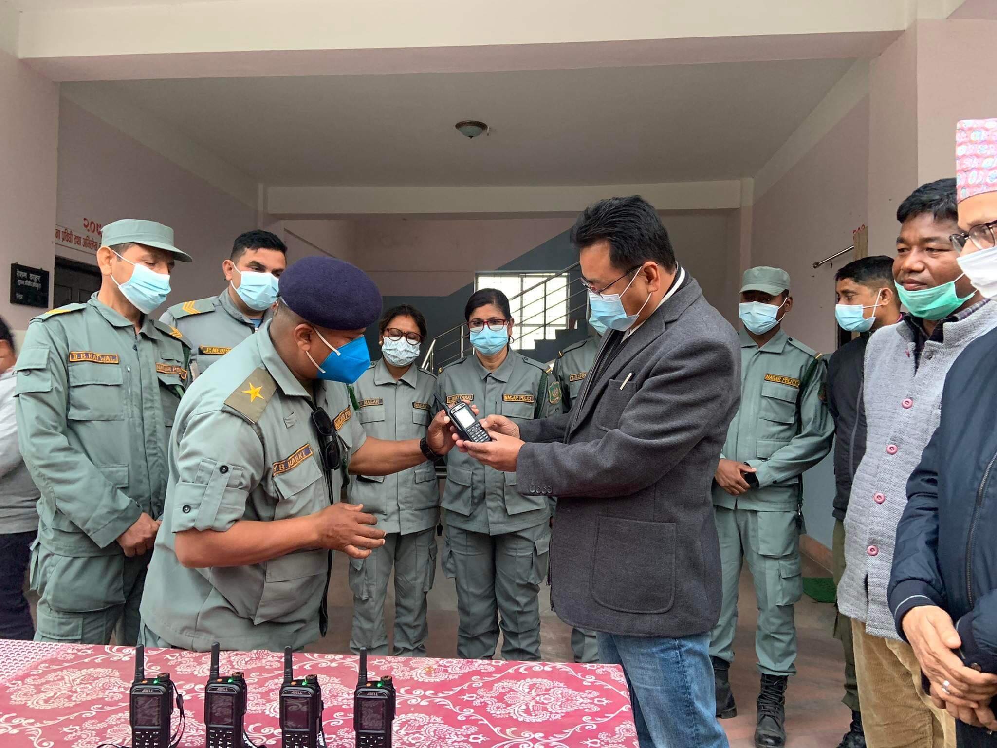 उर्लाबारी नगरप्रहरीलाई वाकीटाँकीज