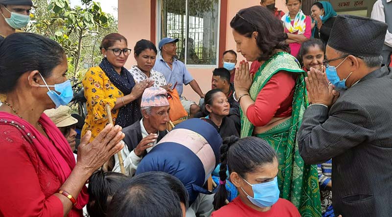 आर्थिक विपन्न परिवारका लागि फाइबर सिरक वितरण