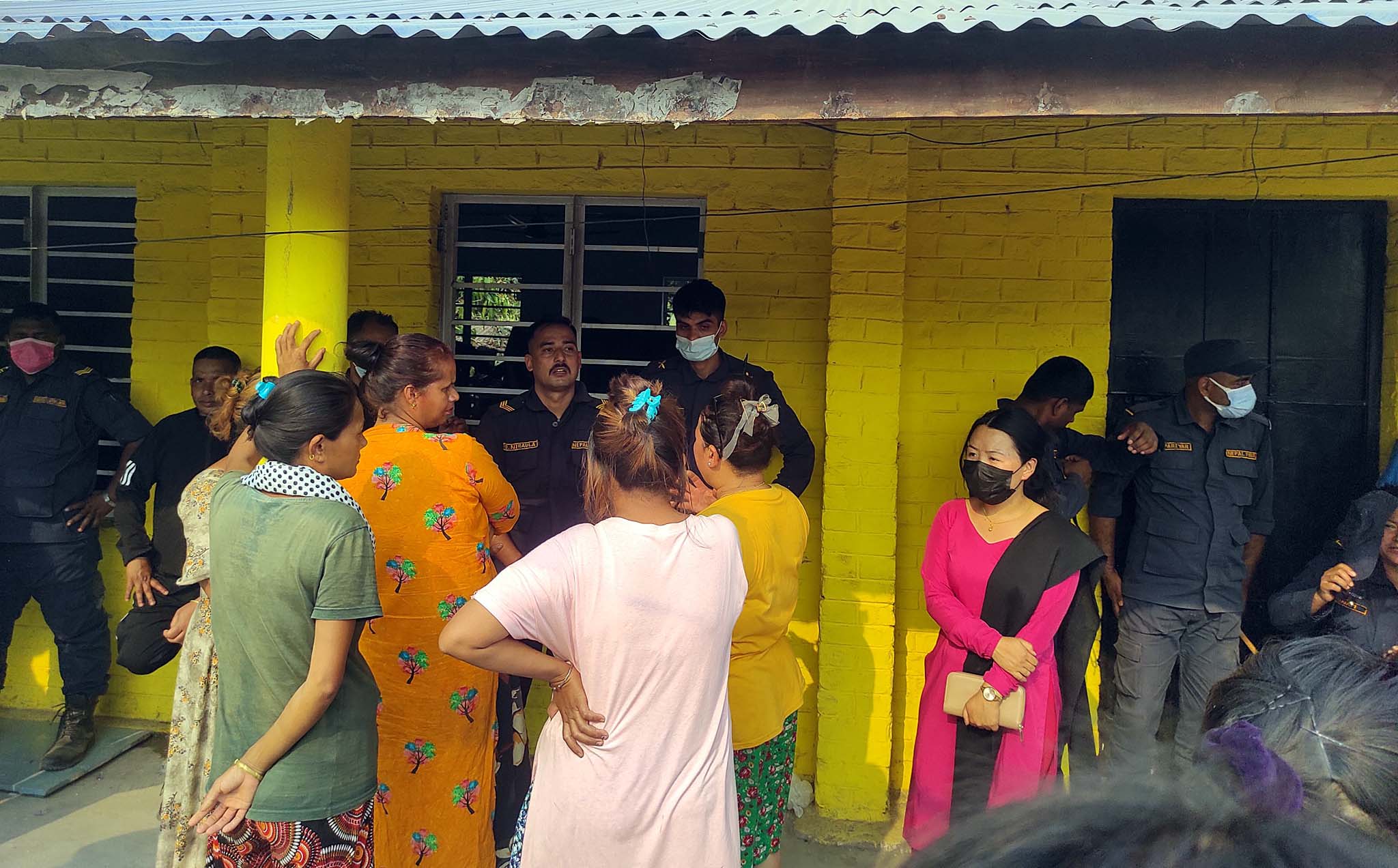 शिक्षकद्वारा बालिकालाई जबर्जस्ती प्रयास, झडपमा एक प्रहरीको मृत्यु