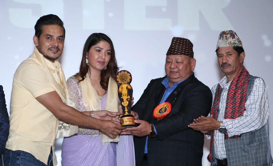‘ब्लकबस्टर फिल्म अवार्ड’बाट फिल्मकर्मी सम्मानित