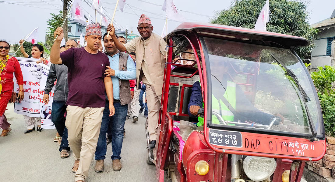 लालबाबु पण्डित साइकल छाडेर सिटी रिक्सामा