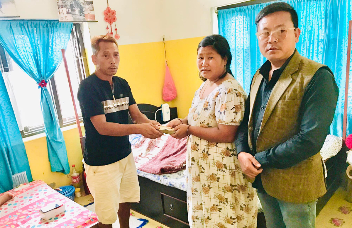 घाइते मजदुरलाई सहयोग रकम हस्तान्तरण