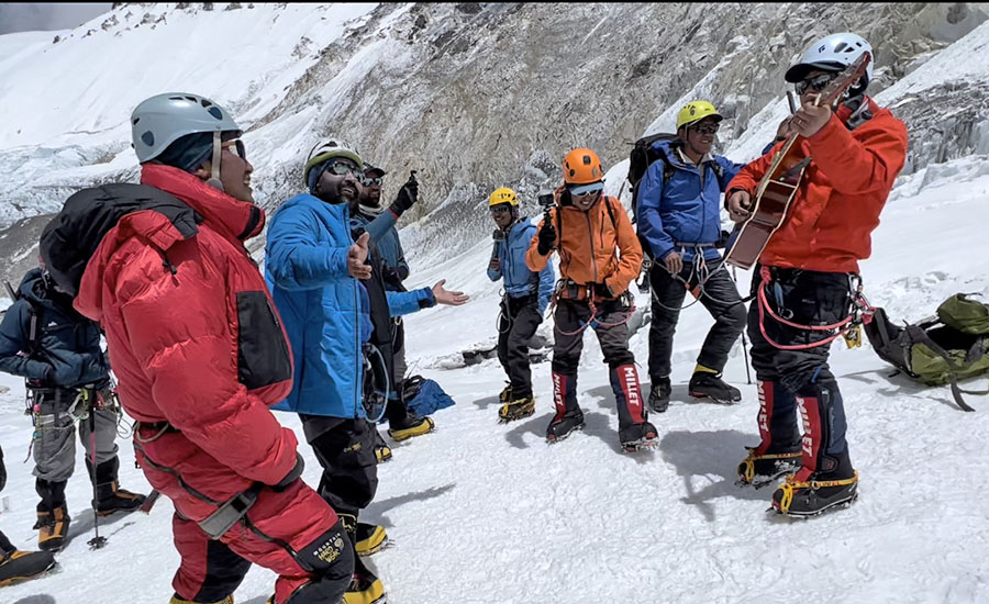 विश्वकै सर्वाधिक उचाइमा कन्सर्ट गरेर राजु लामाले राखे विश्व कीर्तिमान