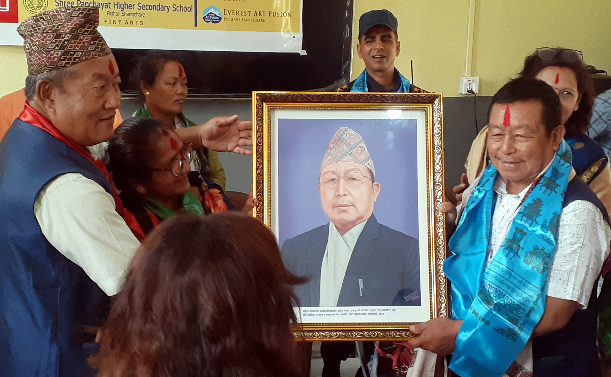एभरेष्ट आर्टद्वारा पूर्व मेयर र उप–मेयरलाई मुहारचित्रद्वारा सम्मान