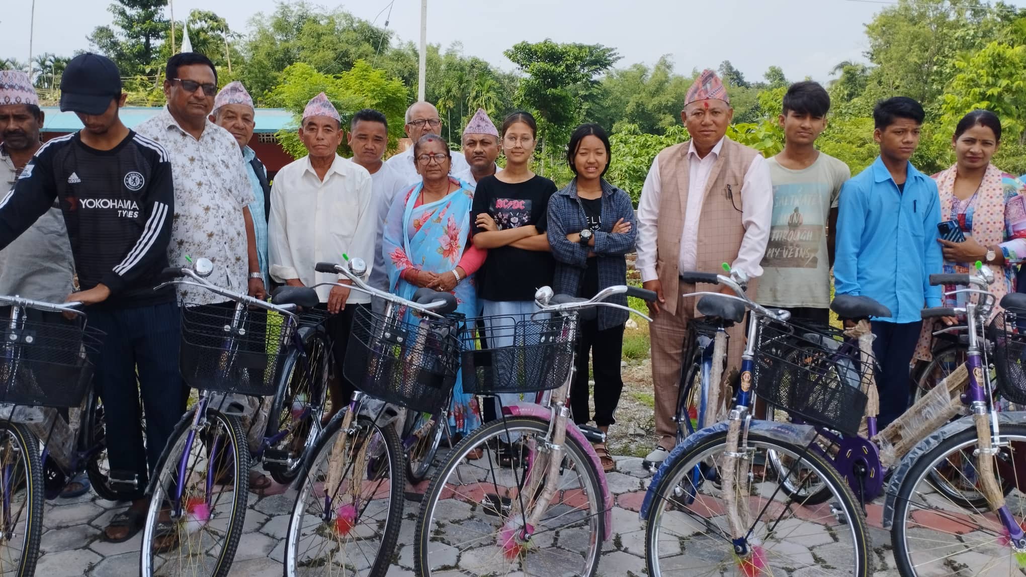 विपन्न परिवारका विद्यार्थीहरूलाई साईकल वितरण