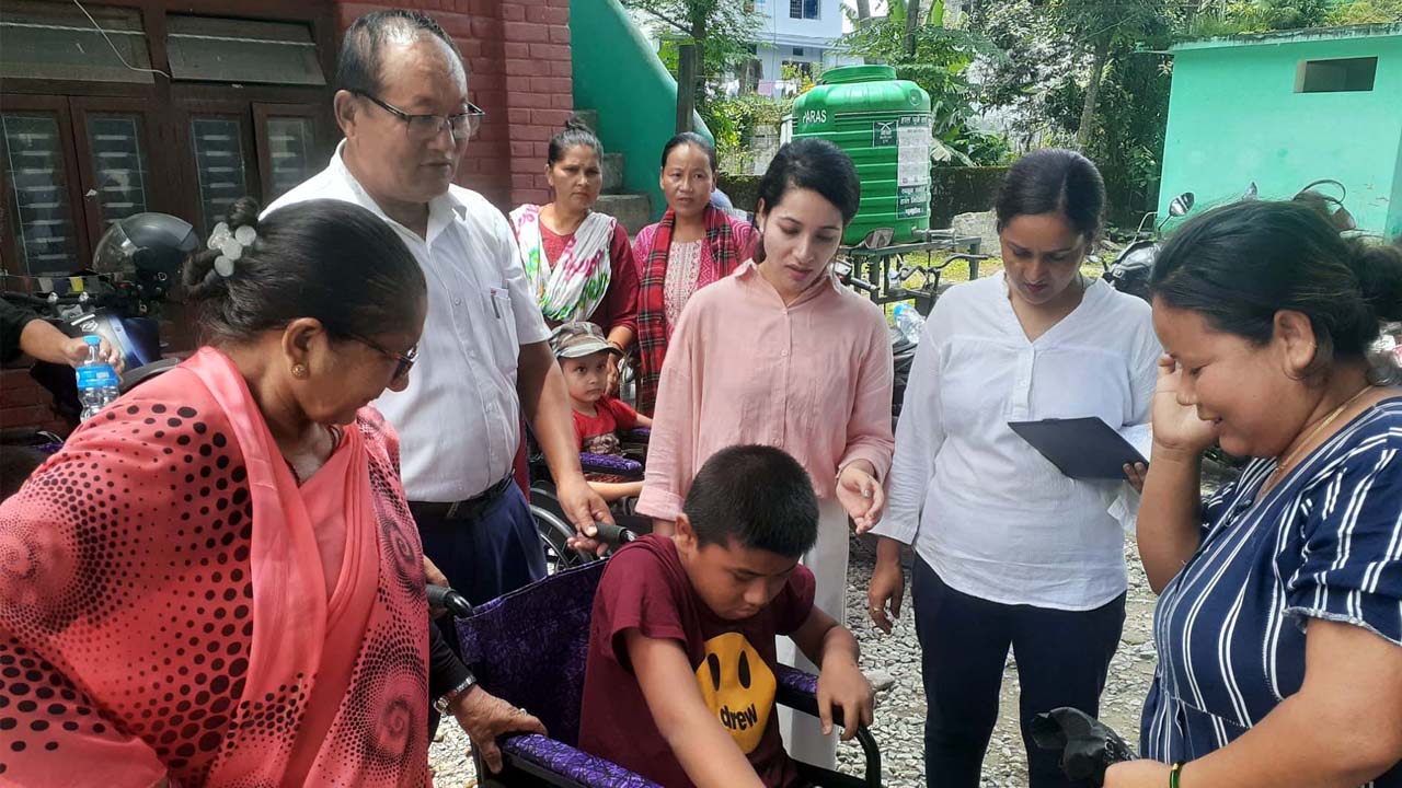 नगरद्वारा अपाङ्गता भएका र कुपोषितलाई सामग्री वितरण