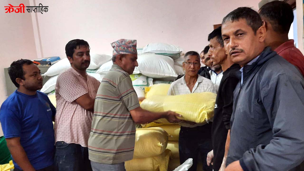 उर्लाबारीमा मौरीका लागि कुत्रिम आहारा वितरण