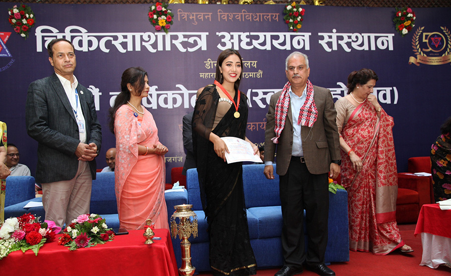 मिस नेपाल अर्थ सरिशालाई त्रिभुवन विश्वविद्यालयबाट गोल्ड मेडल