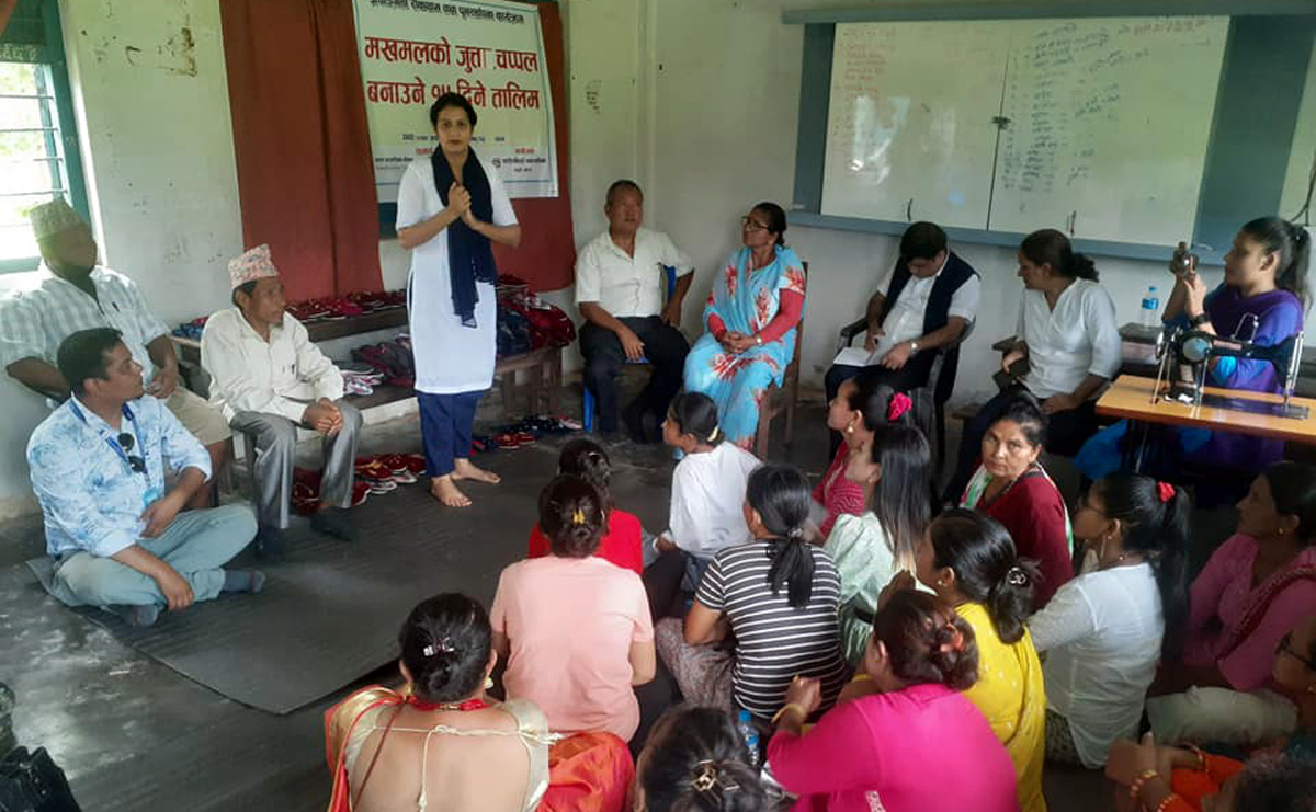 अपाङ्गता भएकाहरूका लागि मखमल जुत्ता चप्पल तालिम
