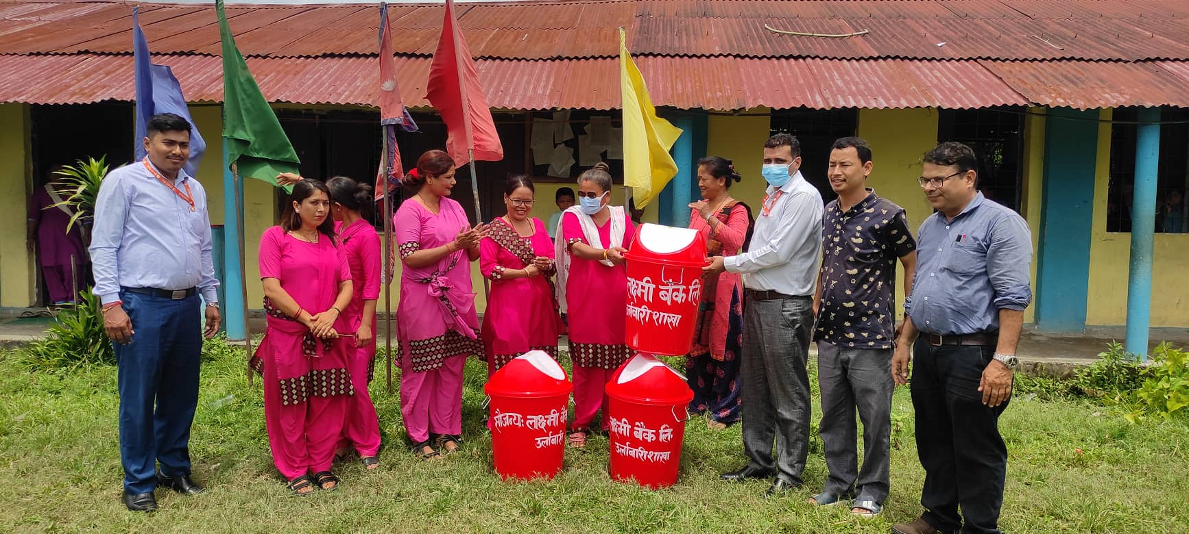विद्यालयलाई लक्ष्मी बैंकले दियो डस्बिन