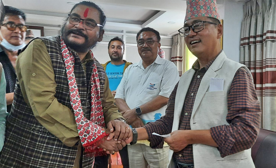 गायक मुरलीधर राप्रपा प्रवेश, सिरहाबाट उम्मेदवार बन्ने