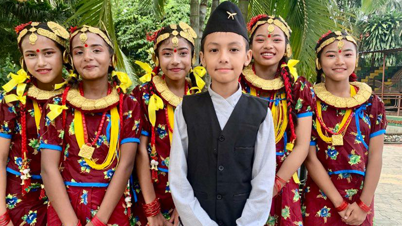 अन्तर विद्यालय लोक नृत्य प्रतियोगिताको उपाधि चिनारीलाई