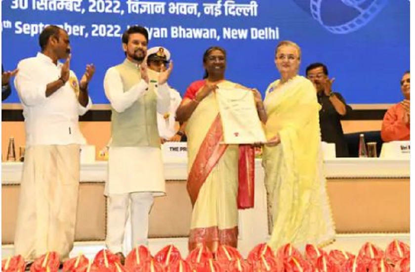 दादासाहेब फाल्के लिँदै आशाले भनिन्– ‘मेरा सबै इच्छा पूरा भए’