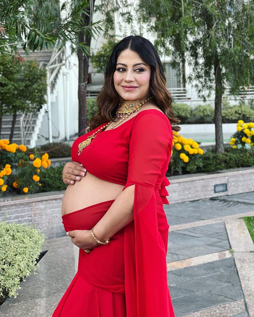 श्वेताको गर्भावस्था पोज