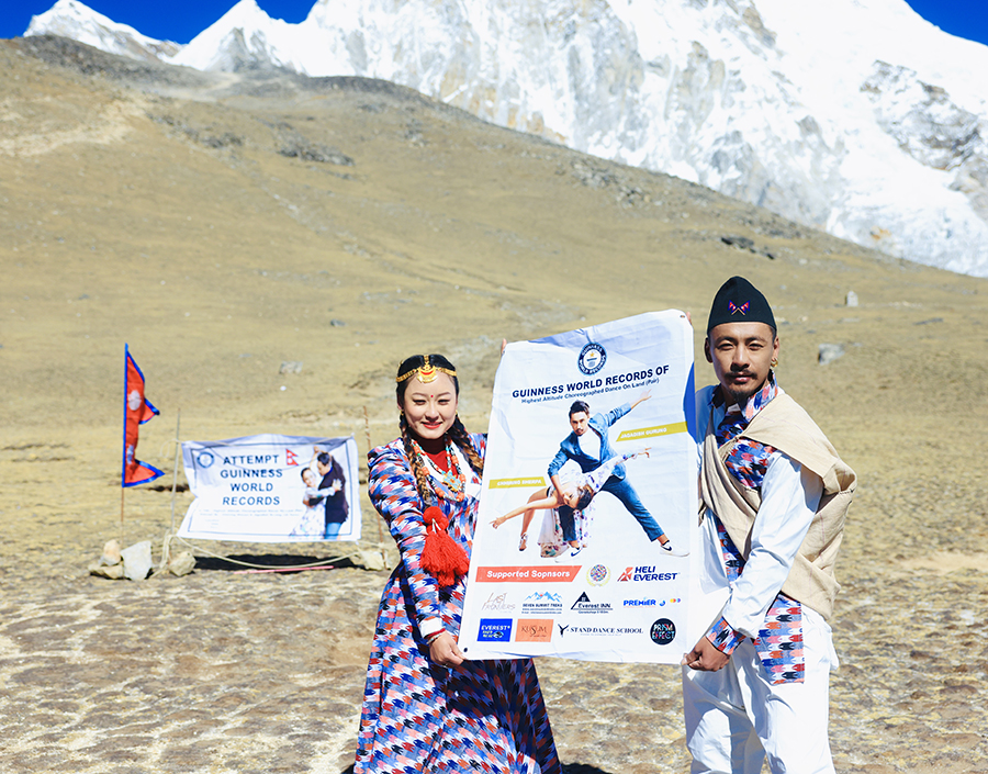 विश्व रेकर्डका लागि कालापत्थरमा नाचे जेडी तमु र छिरिङ शेर्पा