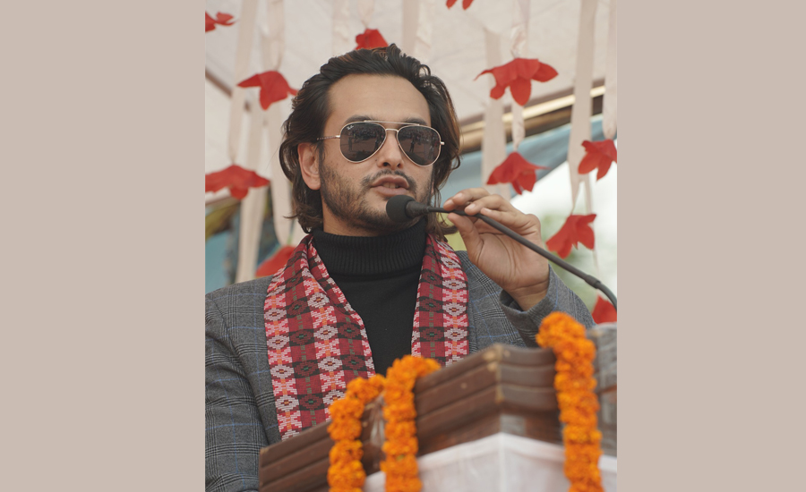 अभिनेता प्रदीप खड्काले नवलपरासी पुगेर कांग्रेस उम्मेदवार विनोद चौधरीलाई मागे भोट