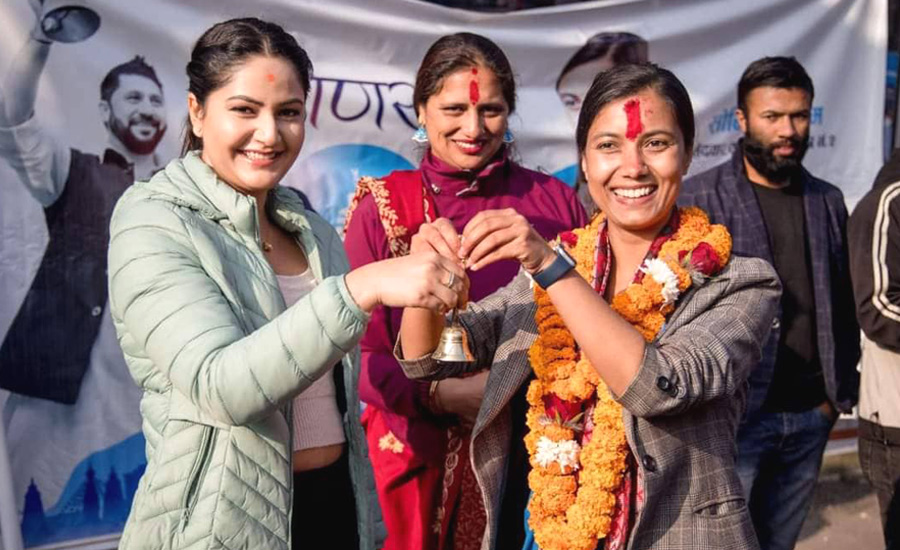 सोवितालाई भोट माग्दै अभिनेत्री वर्षा सिवाकोटीले दिइन् घण्टी उपहार