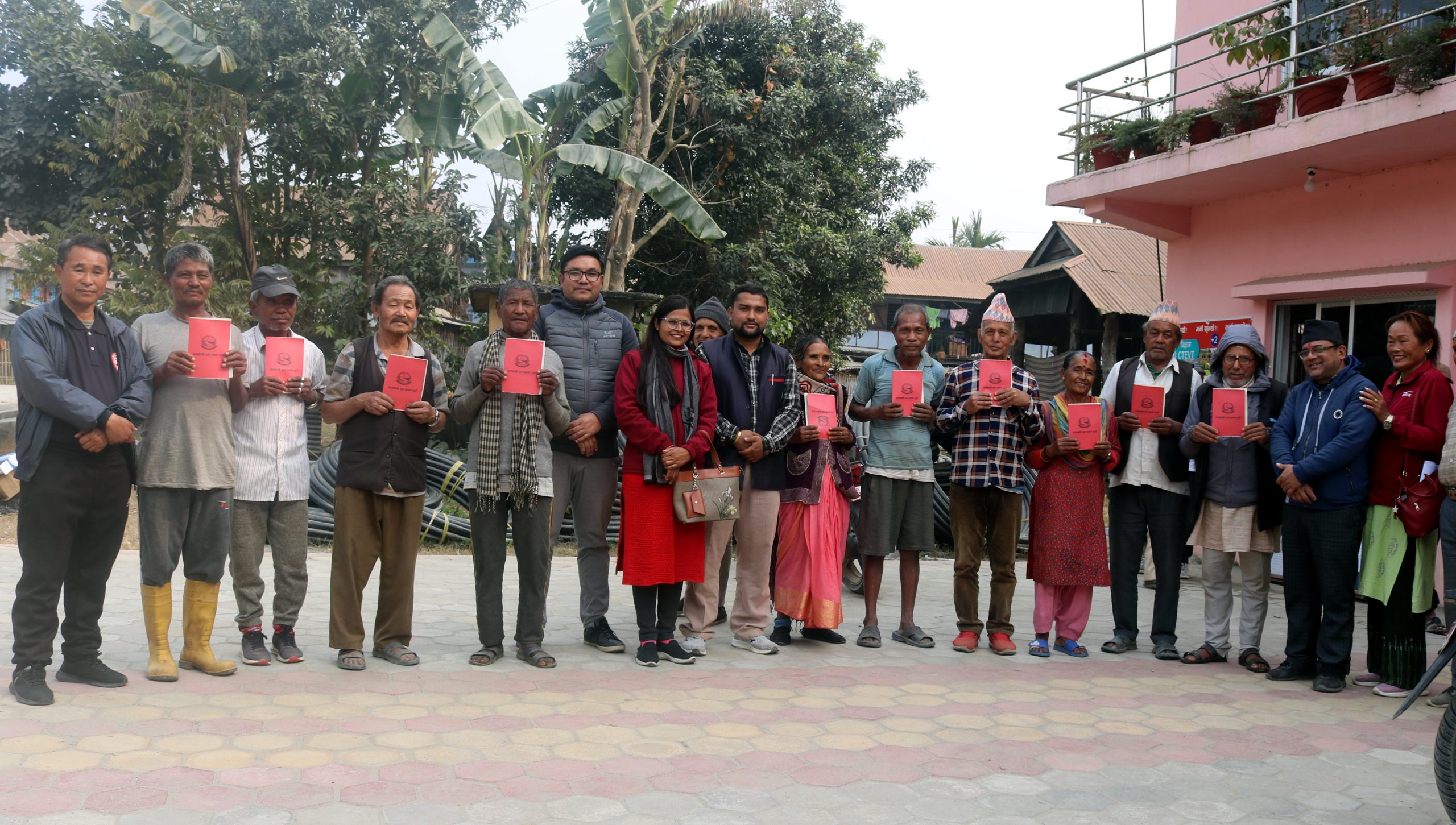 पथरीशनिश्चरे वडा नं. ८ मा जग्गा धनी प्रमाण पुर्जा वितरण