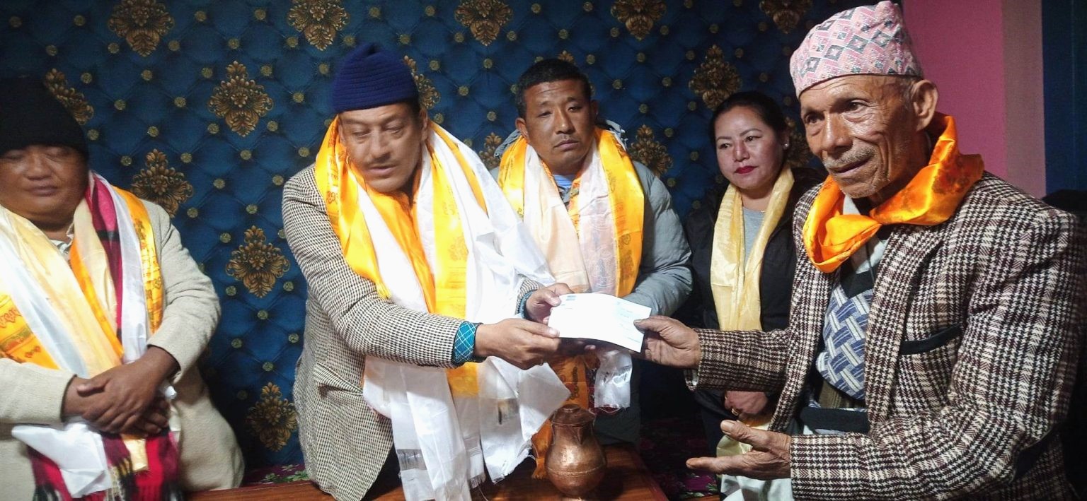 सोलुखुम्बुका आगलागी पीडितलाई प्रदेश सरकारको राहत