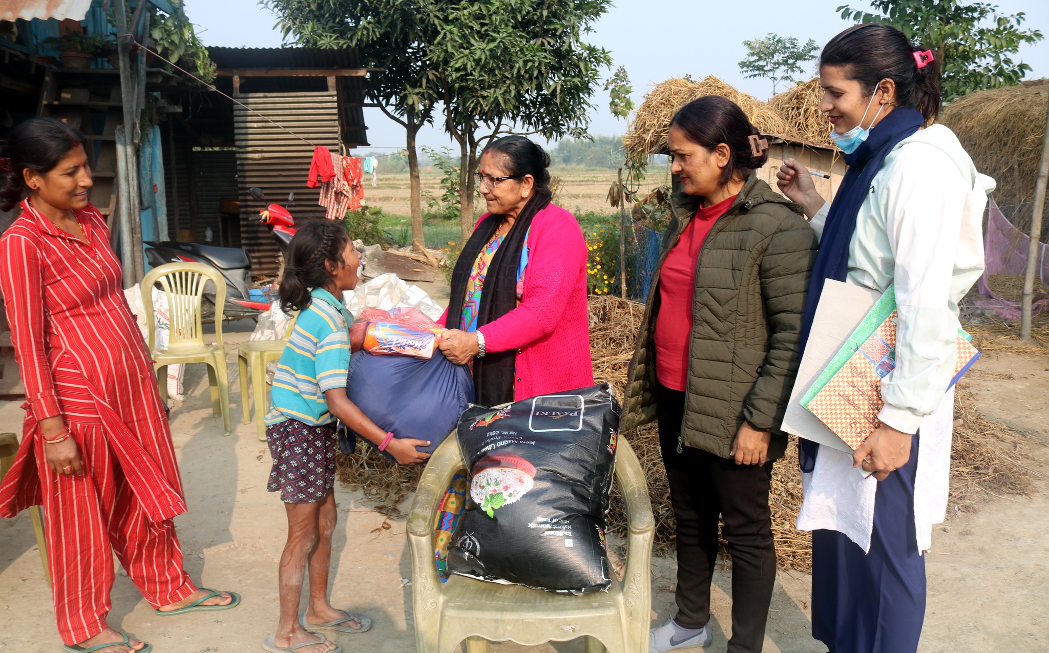 अपाङ्गता भएका तथा विपन्न घरपरिवारलाई खाद्यान्न वितरण