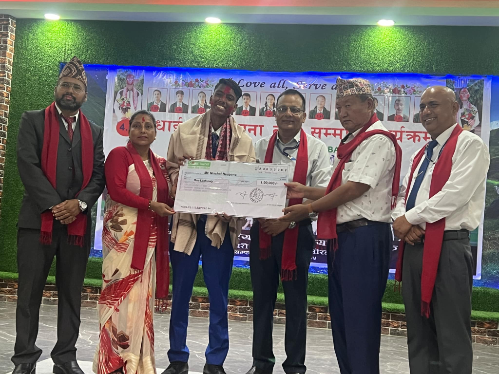 एसइई परीक्षामा उत्तीर्ण विद्यार्थीहरुलाई पुरस्कार वितरण