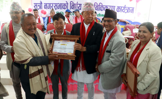 लेटाङ नगरपालिकाद्वारा दर्जन बढी सम्मानित