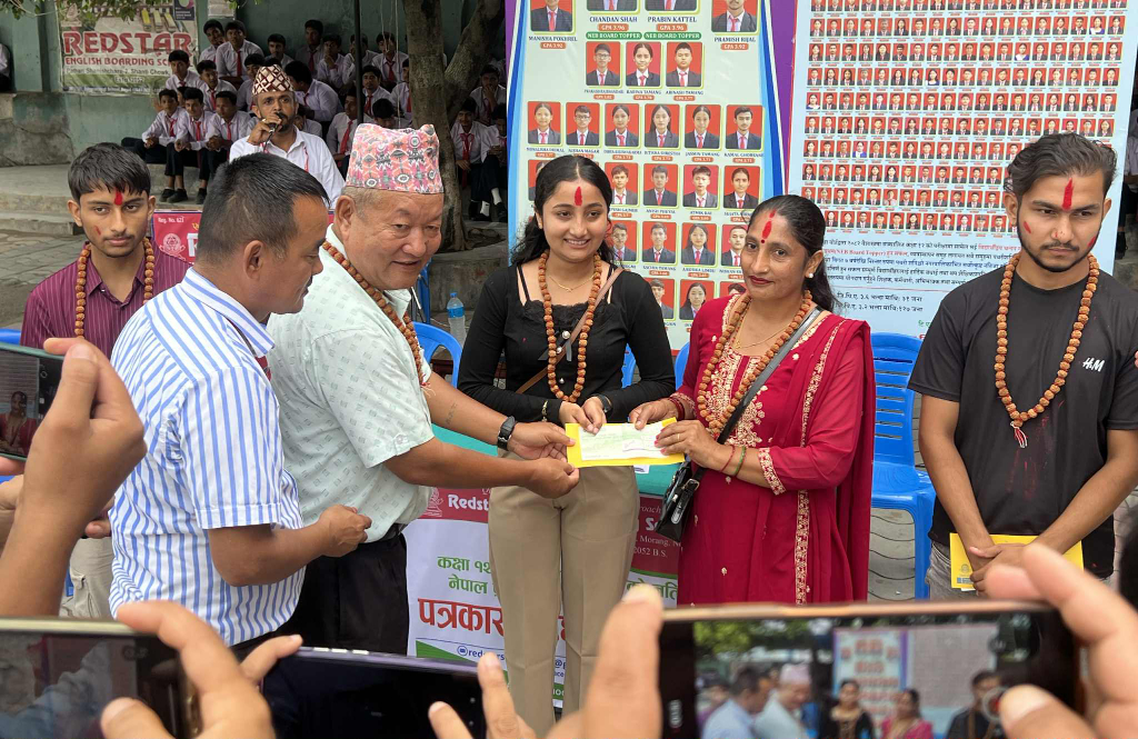 रेडस्टारका ३.९६ जिपिए ल्याउने साह र प्रविण नगर प्रमुखद्वारा सम्मानित