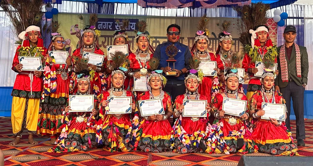 नगर स्तरीय प्याब्सन लोकनृत्य प्रतियोगिताको उपाधि एभरेष्टलाई